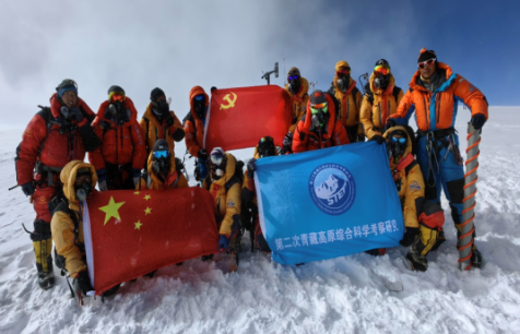 五星红旗飘扬在世界第六高峰卓奥友峰顶