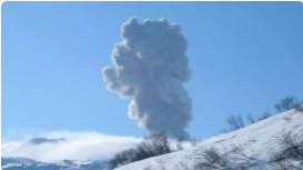 俄埃别科火山喷出3000米高灰柱
